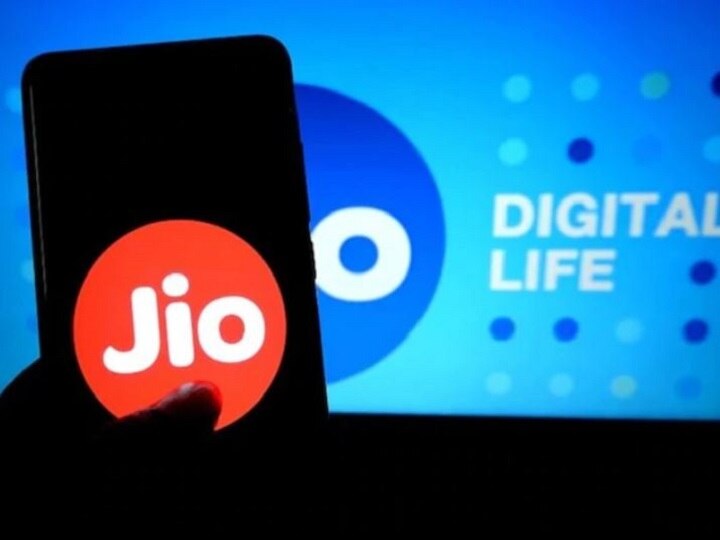 Reliance Jio to raise mobile services rates by up to 40 per cent सस्ती कॉल और डेटा का दौर खत्म, वोडा-आइडिया, एयरटेल के बाद अब रिलायंस Jio ने 40 फीसदी तक बढ़ाई दरें
