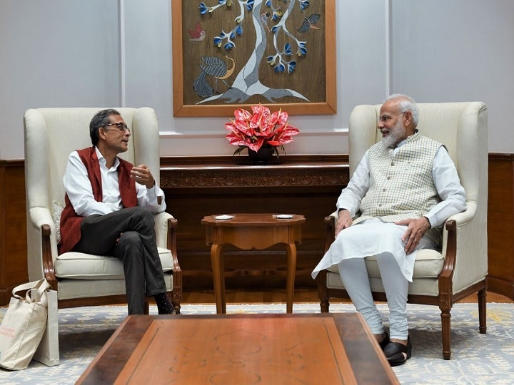 Nobel Prize winner Abhijit Banerjee meets PM Narendra Modi, PM says India is proud मोदी से मिले अर्थशास्त्र का नोबेल पाने वाले अभिजीत, पीएम ने कहा- आपकी उपलब्धियों पर गर्व है