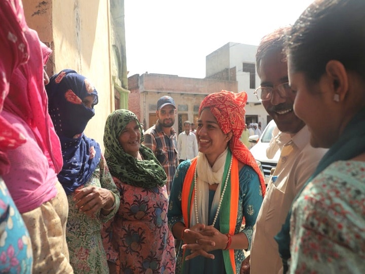 Babita Phogat facing tough contest from Dadri Seat, Haryana Election 2019 हरियाणा चुनाव: वोटिंग के बाद बबीता फोगाट ने कहा- विधायक बनने पर खेलों को प्राथमिकता पर रखेंगी