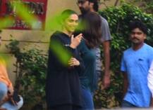 IN PICS: दीपिका पादुकोण के हाथ लग सकता है बड़ा प्रोजेक्ट, Yash Raj के ऑफिस के बाहर आईं नजर