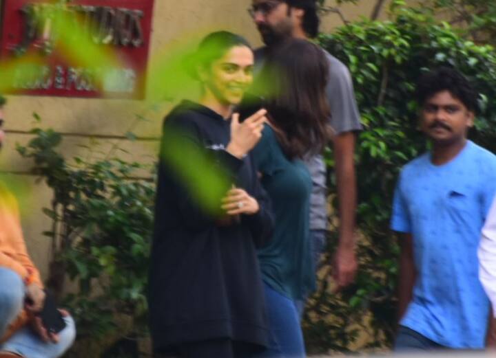 हालांकि अभी उनके किसी भी प्रोजेक्ट को लेकर कुछ भी कह पाना थोड़ा मुश्किल है. लेकिन ये तय है कि दीपिका फिलहाल यशराज की किसी फिल्म को लेकर विचार कर रही हैं. जिसका जल्द ही ऐलान किया जा सकता है.