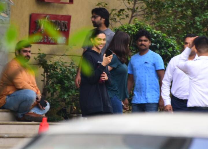 वहीं, अगर वर्क फ्रंट की बात करें तो दीपिका पादुकोण ने अपनी फिल्म 'छपाक' की शूटिंग खत्म की है. ये फिल्म रियल लाइफ स्टोरी पर आधारित है. जिसका निर्देशन मेघना गुलजार कर रही हैं.