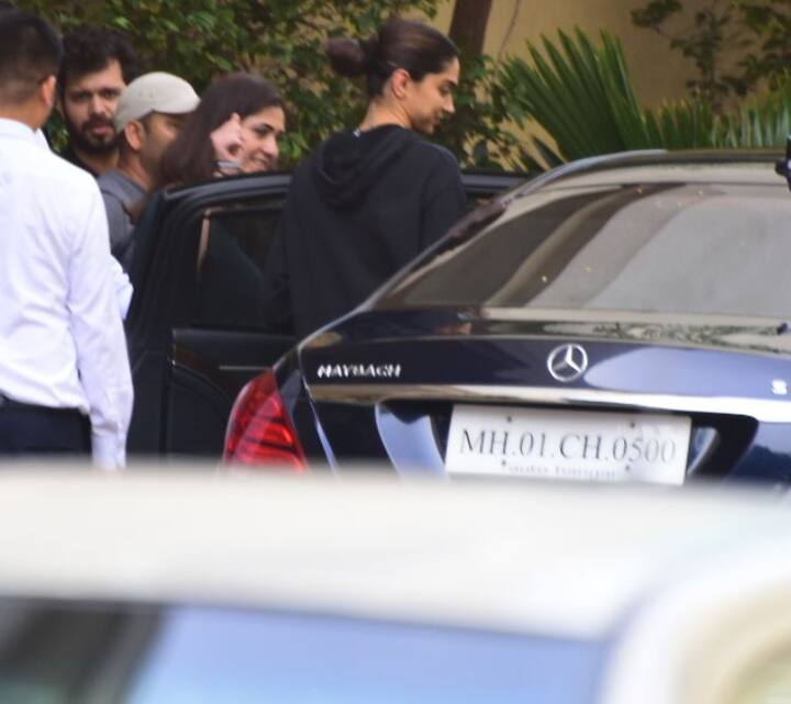 इस दौरान दीपिका पादुकोण बेहद कैजुअल अंदाज में नजर आईं.