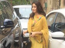 IN PICS: प्राइस टैग के साथ पीले रंग के सूट में नजर आईं जाह्नवी कपूर, फैंस ने दिए ऐसे रिएक्शन