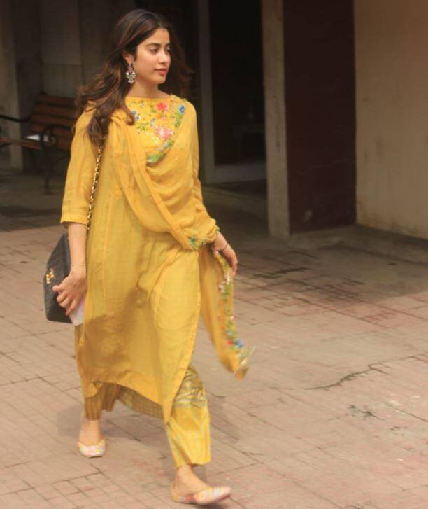 जिस दौरान जाह्नवी कपूर अपने दुपट्टे से प्राइस टैग निकालना ही भूल गईं.