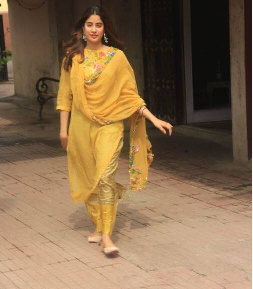 आपको बता दें कि बीते दिनों जाह्नवी कपूर अपनी कार को लेकर भी सुर्खियों में थी. जाह्नवी ने नई मर्सडीज ब्लैक कलर ली है. इस कार की नंबर प्लेट श्रीदेवी के पास जो कार थी उससे काफी मिलती-जुलती है.
