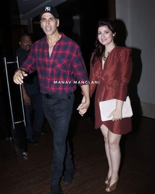 सुपरस्टार अक्षय कुमार भी अपनी पत्नी ट्विंकल खन्ना का हाथ थामे दिखाई दिए. (Photo Credit: Manav Manglani)