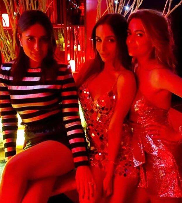 इस पार्टी में मलाइका की खास दोस्त करीना कपूर खान भी बेहद हॉट अंदाज में नजर आईं. इस दौरान करीना ब्लैक एंड व्हाइट टॉप और ब्लैक स्कर्ट में नजर आईं.