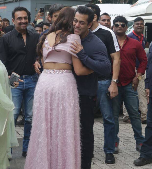फिल्म के ट्रेलर लॉन्च पर सई मांजरेकर सलमान खान के साथ इस खास अंदाज में नजर आईं. 