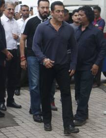 IN PICS: \'दबंग 3\' के ट्रेलर लॉन्च पर पिंक आउटफिट में पहुंची सई, सलमान के साथ दिए पोज