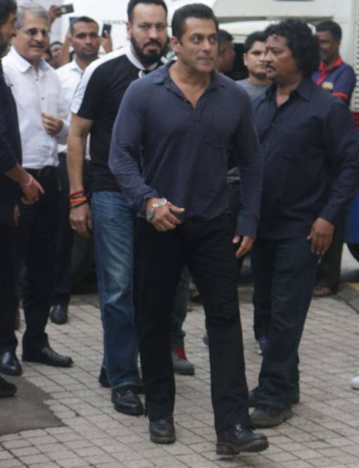 सलमान खान स्टारर फिल्म 'दबंग 3' का ट्रेलर आज रिलीज कर दिया गया है. इस फिल्म में सलमान खान के साथ सोनाक्षी सिन्हा और सई मांजरेकर नजर आ रही हैं. 