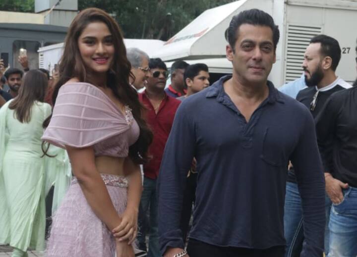 इस दौरान सई सलमान खान के साथ भी पोज देती नजर आईं. सलमान इस इवेंट में बेहद कैजुअल अंदाज में नजर आए. 