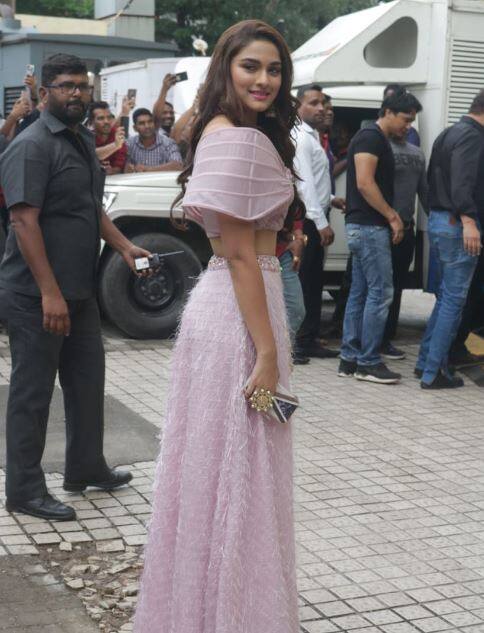 ये पहली बार नहीं है जब सलमान खान अपने से आधी उम्र से भी छोटी एक्ट्रेस के साथ पर्दे पर रोमांस करते नजर आएंगे. इससे पहले वो सोनाक्षी और सोनम कपूर के साथ भी काम कर चुके हैं. 