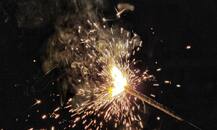 दिल्ली में आग से एक शख्स की मौत, दिवाली की रात अग्निशमन सेवा के पास आए 205 कॉल