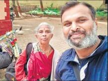 नए दौर का श्रवण कुमार स्कूटर पर कराता है मां को तीर्थयात्रा, अब आनंद महिंद्रा ने की है कार की पेशकश