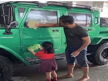 पापा धोनी के साथ गाड़ी साफ करती दिखी जीवा, वीडियो हुआ वायरल