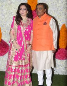 IN PICS: अंबानी परिवार ने दीवाली पर दी शानदार पार्टी, क्रिकेटर्स से लेकर ये सेलेब्स आए नजर