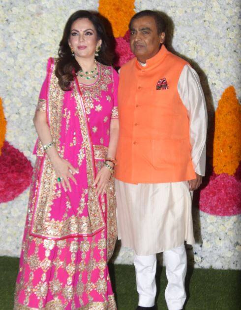 रिलायन्स के चेयरमैन मुकेश अंबानी अपनी पत्नी नीता अंबानी के संग समारोह में पहुंचे. नीता एक गुलाबी रंग के लहंगे में हमेशा की तरह बेहद खूबसूरत नजर आ रही थीं.