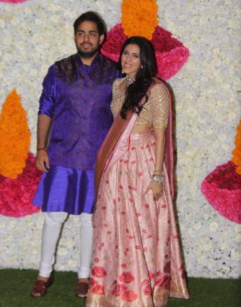 नव विवाहित आकाश अंबानी और श्लोका मेहता के लिए यह शाम काफी खास रही क्योंकि यह शादी के बाद दोनों की पहली दीवाली थी.