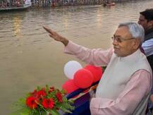 बिहारः CM नीतीश कुमार ने पटना में स्टीमर से घाटों का किया निरीक्षण, स्थिति का लिया जायजा