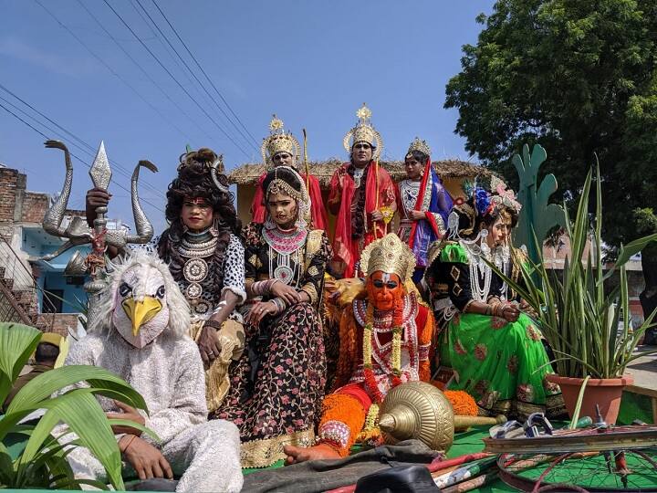 दीपोत्सव समारोह में भाग लेने के लिए उत्तर प्रदेश के मुख्यमंत्री योगी आदित्यनाथ के साथ-साथ राज्यपाल आनंदीबेन पटेल भी मौजूद हैं. इस कार्यक्रम में राज्य सरकार के कई मंत्री और सांसद भी पहुंचे हुए हैं.