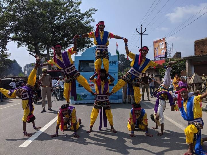 मुख्यमंत्री योगी आदित्यनाथ के सत्ता में आने के बाद से अयोध्या में दिवाली के एक दिन पहले यूपी सरकार इस समारोह का आयोजन करती है.