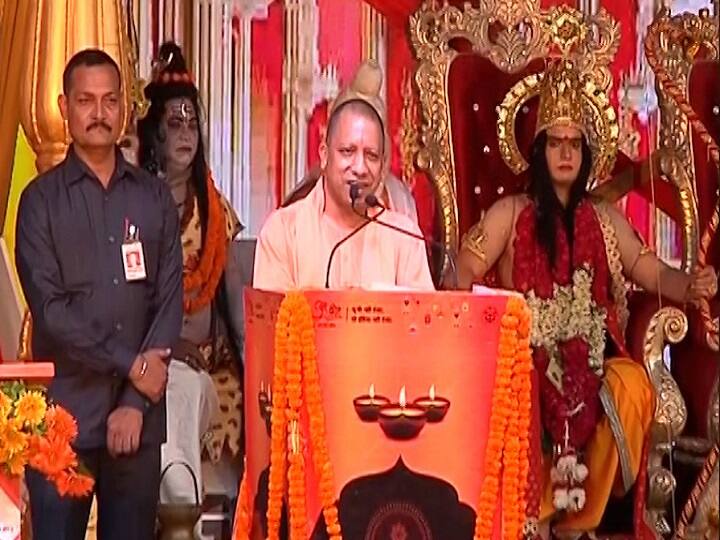 अयोध्या में आज यूपी सरकार भव्य दीपोत्सव मना रही है. मुख्यमंत्री योगी आदित्यनाथ ने समारोह में पहुंचकर इस दीपोत्सव का उद्घाटन किया. आज अयोध्या के सभी घाटों पर पांच लाख 51 हजार दीप जलाए जाएंगे. इस दौरान मुख्यमंत्री योगी आदित्यनाथ ने 226 करोड़ की योजनाओं का लोकार्पण और शिलान्यास किया. इस दौरान उन्होंने राम का राज्याभिषेक भी किया.