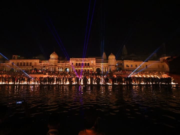 इससे पहले, पुष्पक विमान से राम, सीता और लक्ष्मण के अयोध्या आगमन का प्रतीकात्मक मंचन किया गया. हेलीकॉप्टर को पुष्पक विमान माना गया.