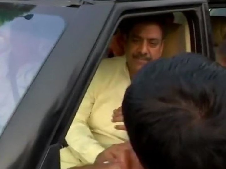 JJP Chief Dushyant Chautalas father Ajay Chautala released from Tihar Jail after been granted furlough 14 दिनों के लिए तिहाड़ जेल से बाहर आए दुष्यंत चौटाला के पिता अजय चौटाला, शपथ ग्रहण समारोह में होंगे शामिल