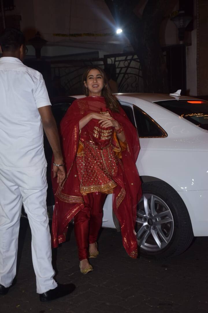 रेड कलर की ड्रेस में सारा इस दौरान बेहद खूबसूरत लग रही थीं. सारा ने देर तक पार्टी इंज्वॉय किया. 