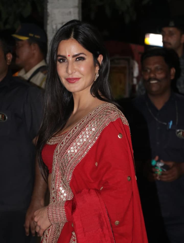 हर साल की तरह ही अमिताभ बच्चन ने इस साल भी अपने जुहू स्थित बंगले जलसा में एक दिवाली पार्टी का आयोजन किया गया. जहां बॉलीवुड के तमाम सितारे नजर आए. ऐसे में अभिनेत्री कटरीना कैफ ने भी अपनी खास मौजूदगी दर्ज कराई. (तस्वीर: मानव मंगलानी)