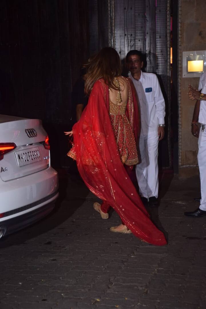 बता दें कि सारा अली खान आगे वरुण धवन के साथ कूली नंबर-1 वन में नजर आने वाली हैं. ये मूवी अगले साल रिलीज होगी. 