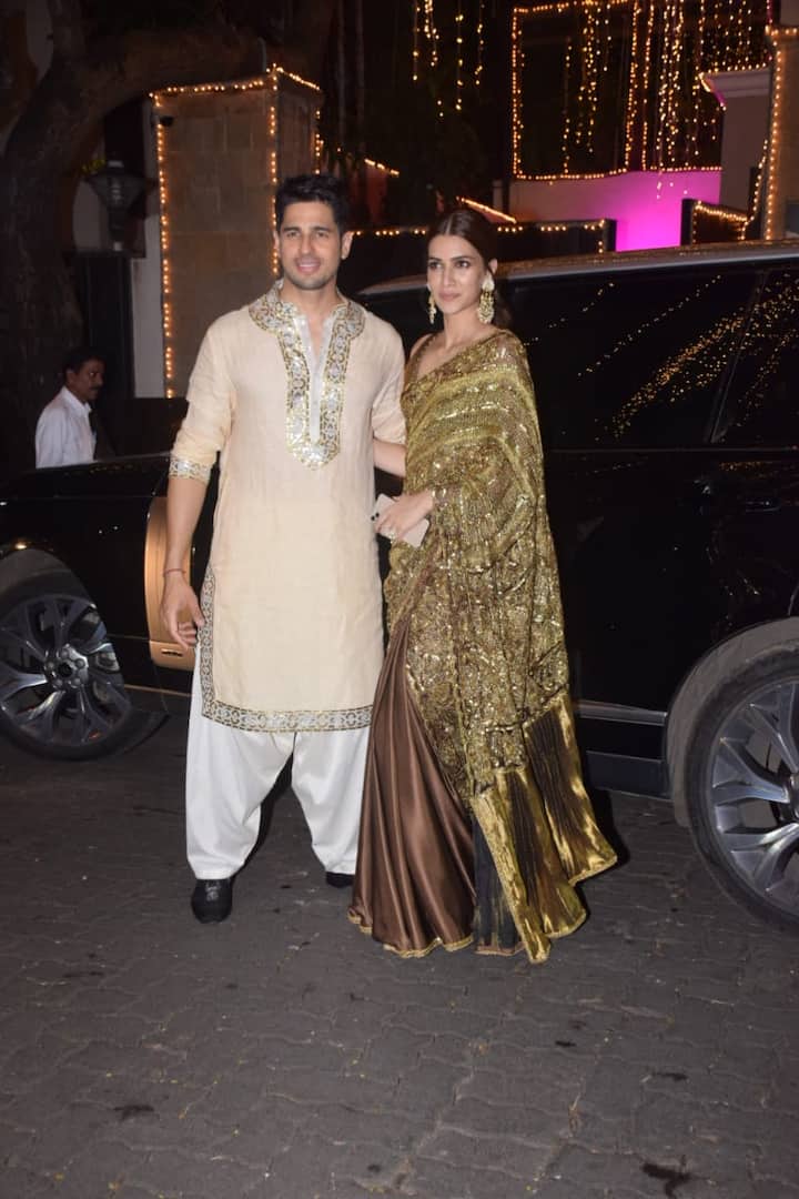 कृति सैनन जहां पार्टी में साड़ी में नजर आईं तो वहीं सिद्धार्थ मल्होत्रा कुर्ता में नजर आए.