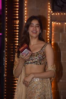 अनिल कपूर की दिवाली पार्टी में बेहद खूबसूरत नजर आईं जाह्नवी कपूर, देखें तस्वीरें