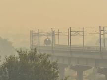 Air Quality Index: दिल्ली-NCR में पॉल्यूशन खतरनाक स्तर पर, घर से निकलते समय ऐसे चेक करें अपने एरिया की एयर क्वालिटी