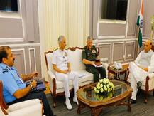 तीनों सेना प्रमुख बिपिन रावत, करमबीर सिंह और आरकेएस भदौरिया के साथ रक्षा मंत्री राजनाथ सिंह ने की बैठक