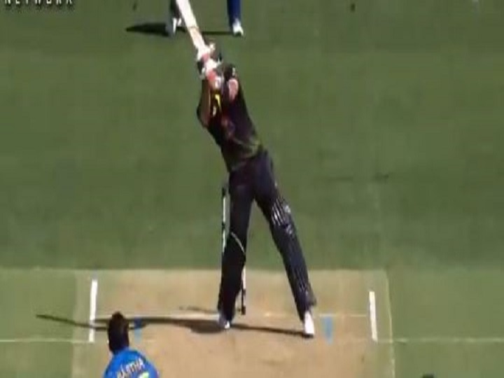 VIDEO Glenn Maxwell plays MS Dhoni Helicopter shot VIDEO: श्रीलंका और ऑस्ट्रेलिया के मैच में दिखा MS धोनी का अंदाज, देखिए कैसे