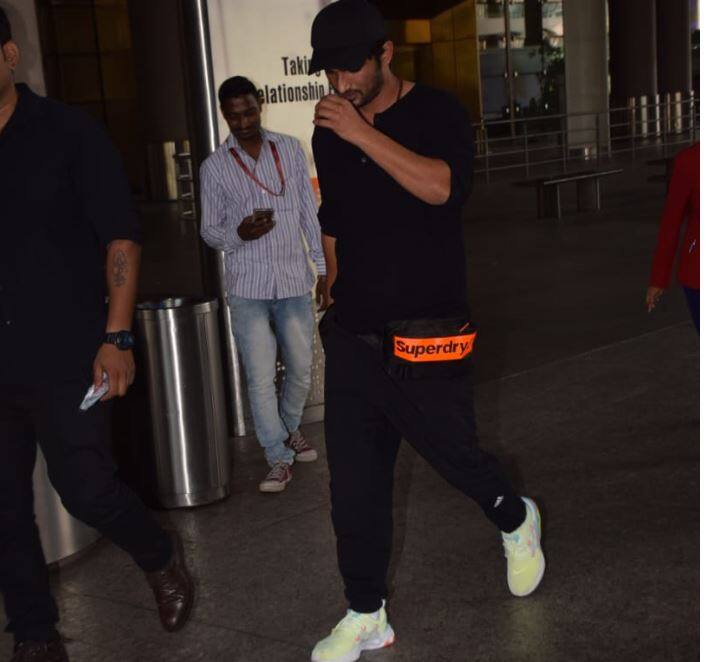 बॉलीवुड एक्टर सुशांत सिंह राजपूत की नजदीकियां इन दिनों एक्ट्रेस रिया चक्रवर्ती के साथ बढ़ती नजर आ रही हैं. बीते कुछ दिनों से खबरें थीं कि ये दोनों साथ में छुट्टियां मनाने के लिए यूरोप टूर पर थे. 