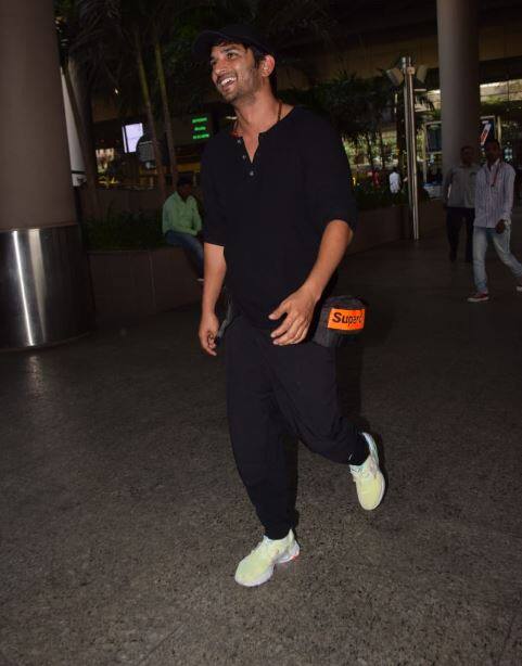 वहीं, सुशांत सिंह भी यहां ऑल ब्लैक लुक में नजर आए. वो ब्लैक ट्रैक पैंट के साथ ब्लैक टीशर्ट पहने नजर आए. 