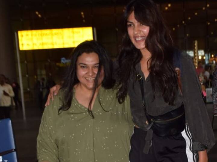 इस दौरान ये दोनों ही ऑल ब्लैक लुक में नजर आए. रिया चक्रवर्ती इस दौरान ट्रैक पैंट और टीशर्ट में नजर आई. 