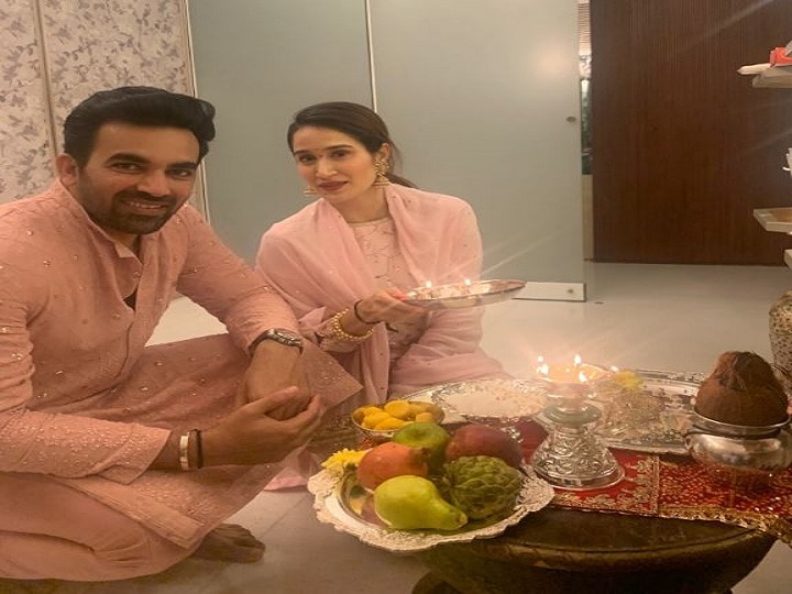 zaheer khan trolled on twitter for celebrating diwali जहीर खान ने पत्नी सागरिका के साथ मनाई दिवाली, फोटो किया शेयर तो यूजर्स बोले-धर्म परिवर्तन कर लिया क्या