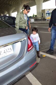 I LOVE MOM वाला टी शर्ट पहने करीना के साथ दिखे तैमूर, नवाबी अंदाज़ देख हैरत में पड़ जाएंगे