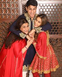 दिवाली पर भाई इब्राहिम और मां अमृता सिंह के साथ सारा अली खान ने कराया खास फोटोशूट, देखें तस्वीरें