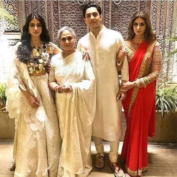 पार्टी के अंदर से ये तस्वीर देखने को मिली है जिसमें जया बच्चन, अभिषेक बच्चन, श्वेता बच्चन और नव्या नवेली नज़र आ रही हैं.