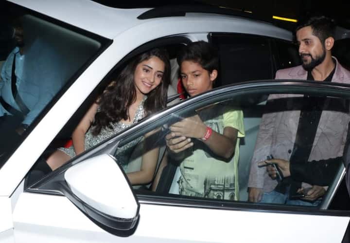 इस दौरान अनन्या अपने कुछ खास फैंस के साथ सेल्फी क्लिक करतीं नजर आईं. (सभी तस्वीरें- मानव मंगलानी)