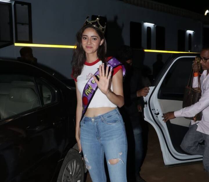 आप इस तस्वीर में देख सकते हैं कि अनन्या पांडे सिर पर क्राउन लगाए नजर आ रही हैं. 