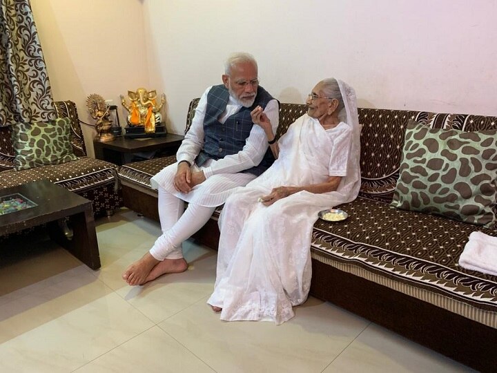 Gujarat Prime Minister Narendra Modi meets his mother at her residence in Gandhinagar पीएम मोदी ने मां से की मुलाकात, सरदार पटेल की 144वीं जयंती के मौके पर पहुंचे हैं गुजरात