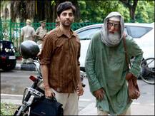 'गुलाबो सिताबो' के ऑनलाइन रिलीज़ का फैसला क्या बदल देगा फिल्म इंडस्ट्री में थिएटर का ट्रेंड?