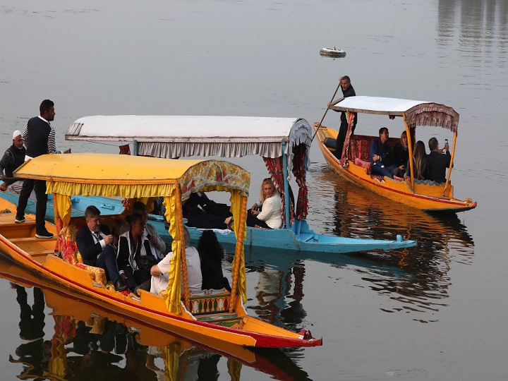 पर्यटकों से फिर गुलज़ार होगा जम्मू-कश्मीर, इन दिशा निर्देशों के साथ टूरिज्म सेक्टर को खोलेगी सरकार