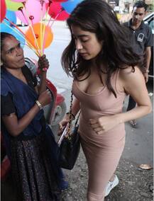 IN PICS: बेहद टाइट आउटफिट में निकलीं जाह्ववी कपूर, सामने आईं ऐसी तस्वीरें